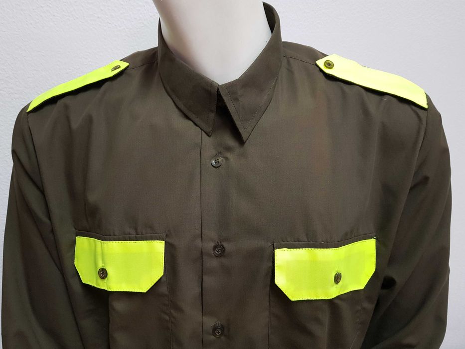 Camisa m/comprida verde kakhy c/contraste em amarelo fluorescente.