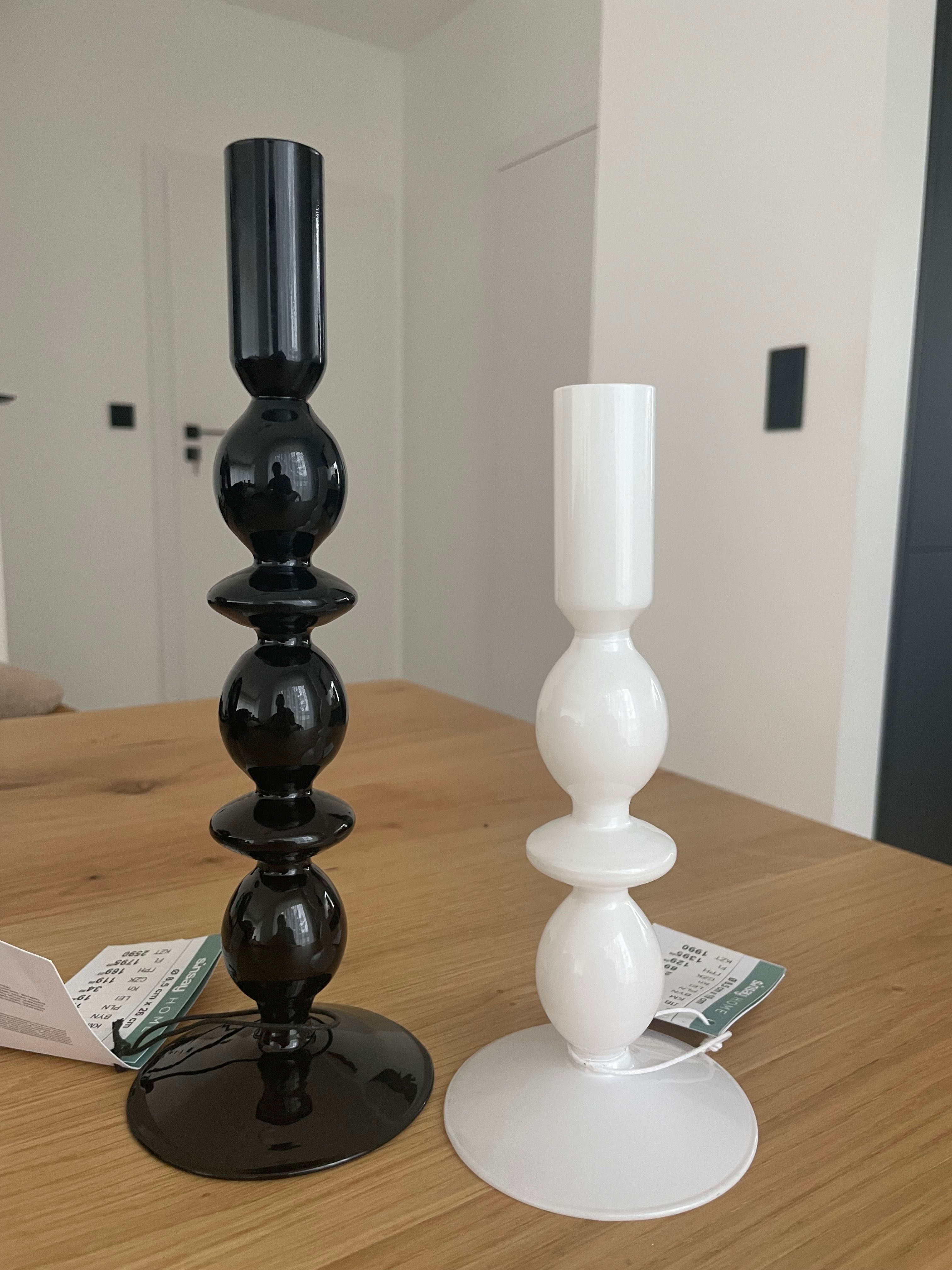 Dwa szklane świeczniki czarny i biały