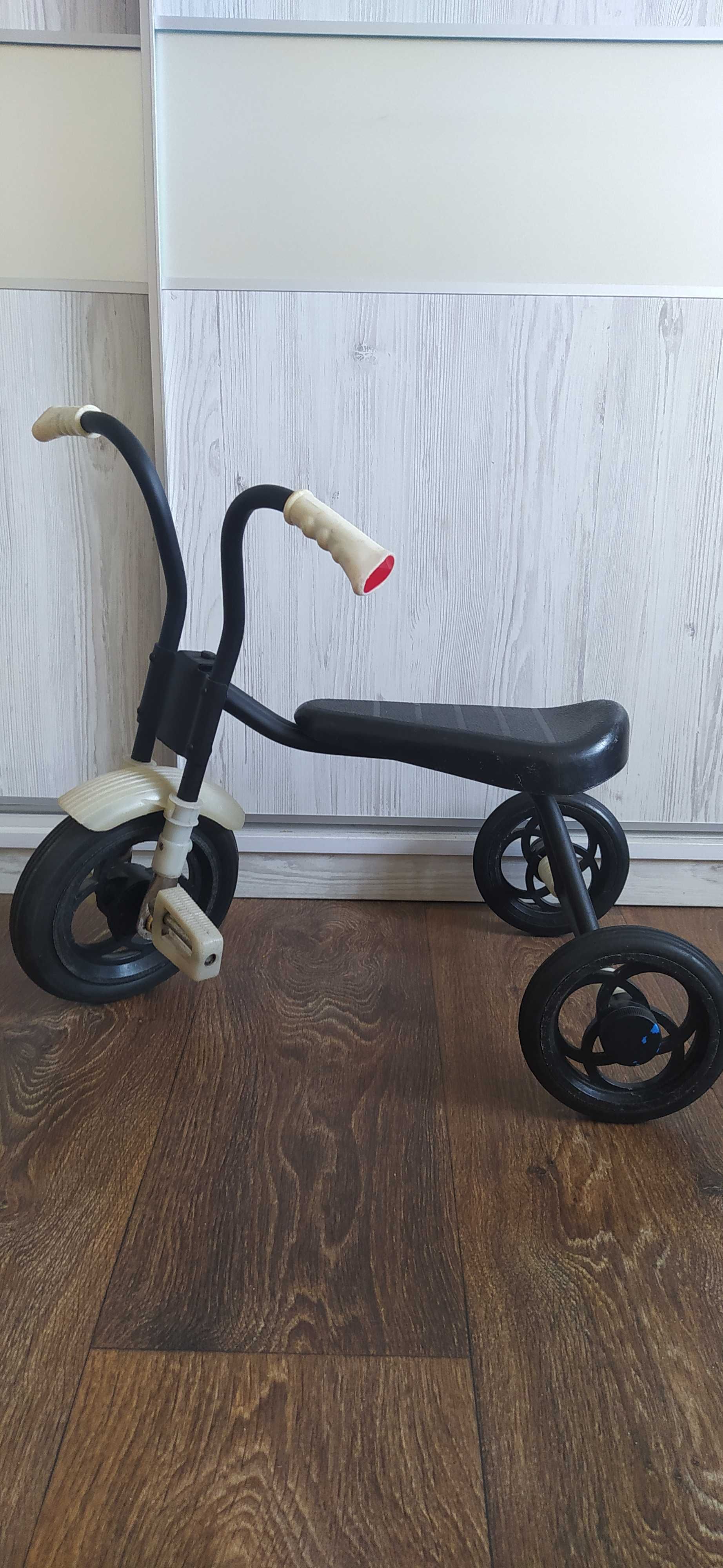 Детская машинка-толокар и велосипед.