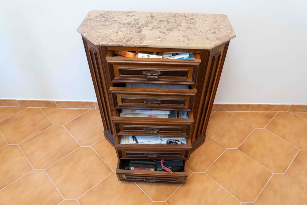 Camiseiro com 6 gavetas e tampo em pedra em bom estado
