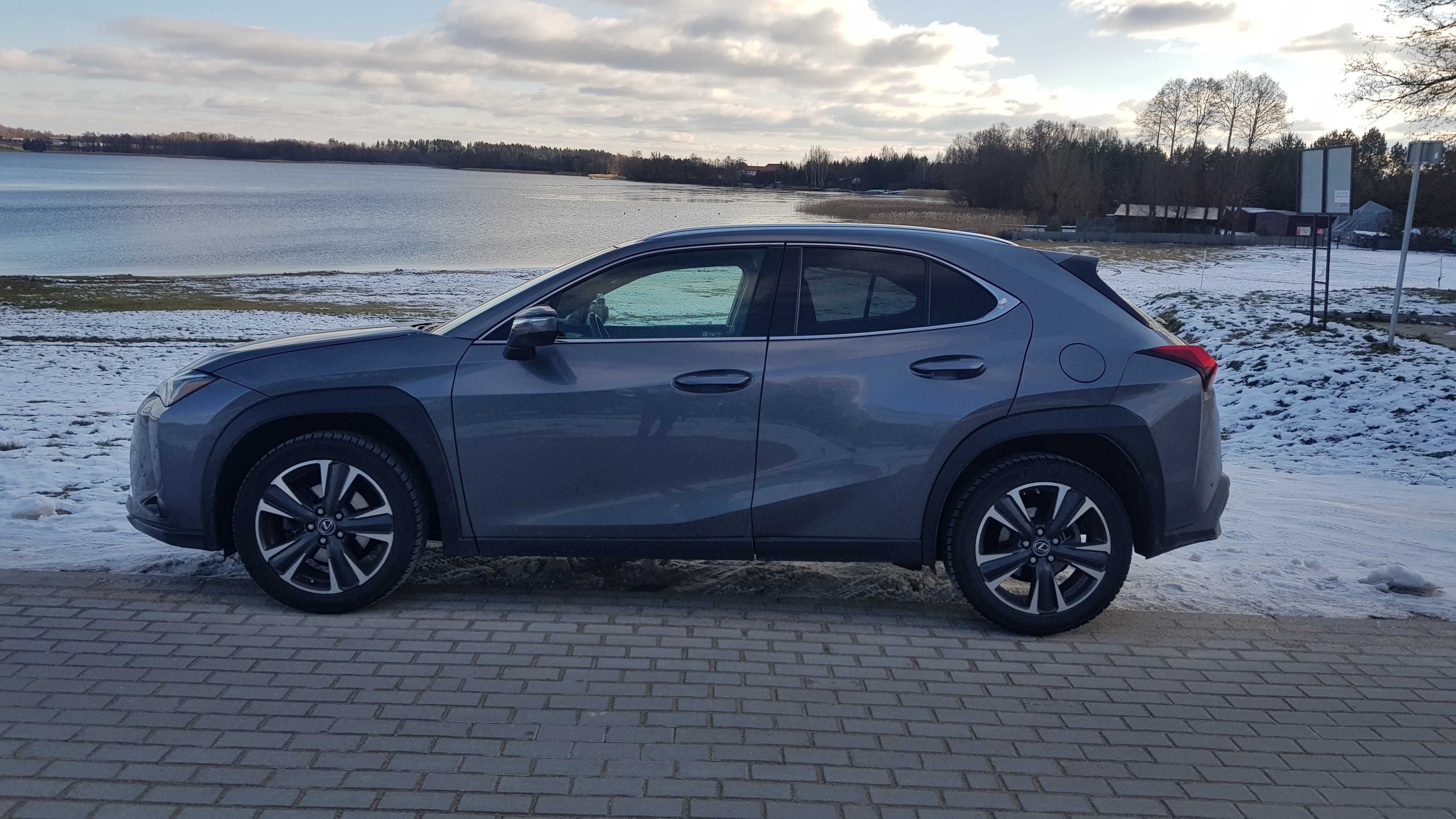 Wypożyczalnia aut oferuje LEXUS UX 200