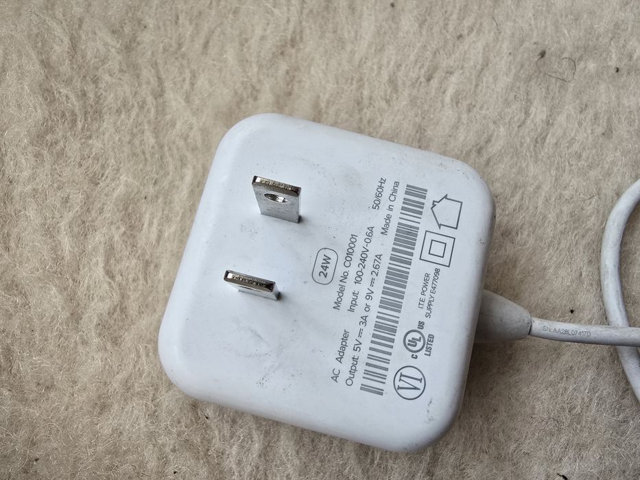 СПРАВЖНІЙ адаптер живлення змінного струму USB-C для домашнього Wi-Fi