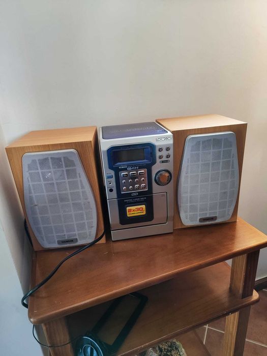 Aparelhagem compacta Thomson com leitor de CD e cassetes