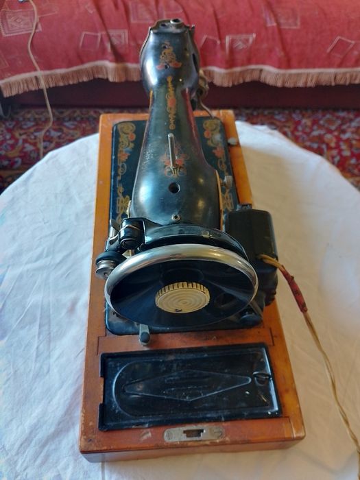 Швейная машина Подольск 1969 г. Машинка электрическая для шитья.