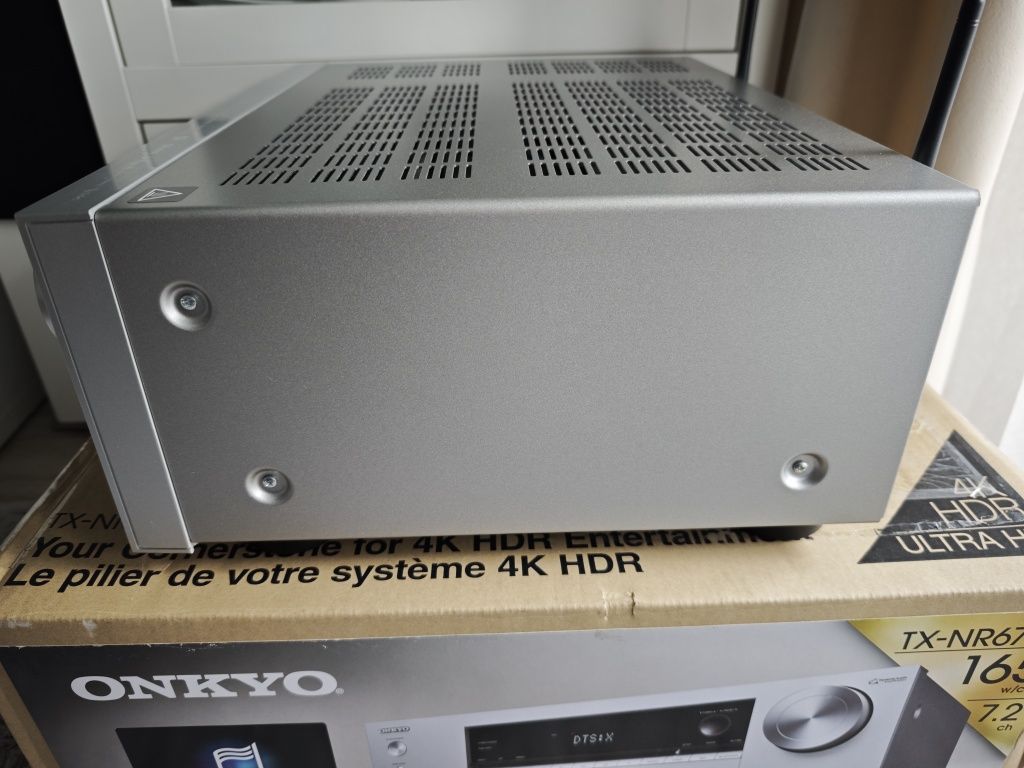 Amplituner Onkyo TX-NR676 4K HDR Spotify