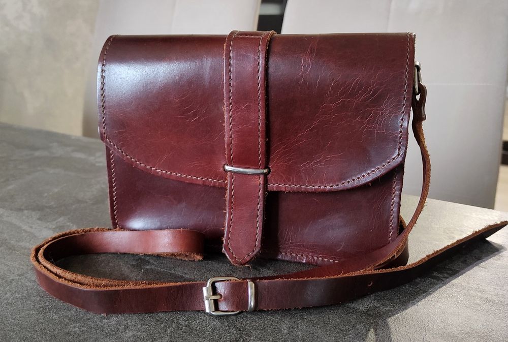 Сумочка шкіряна  в трендовому кольорі