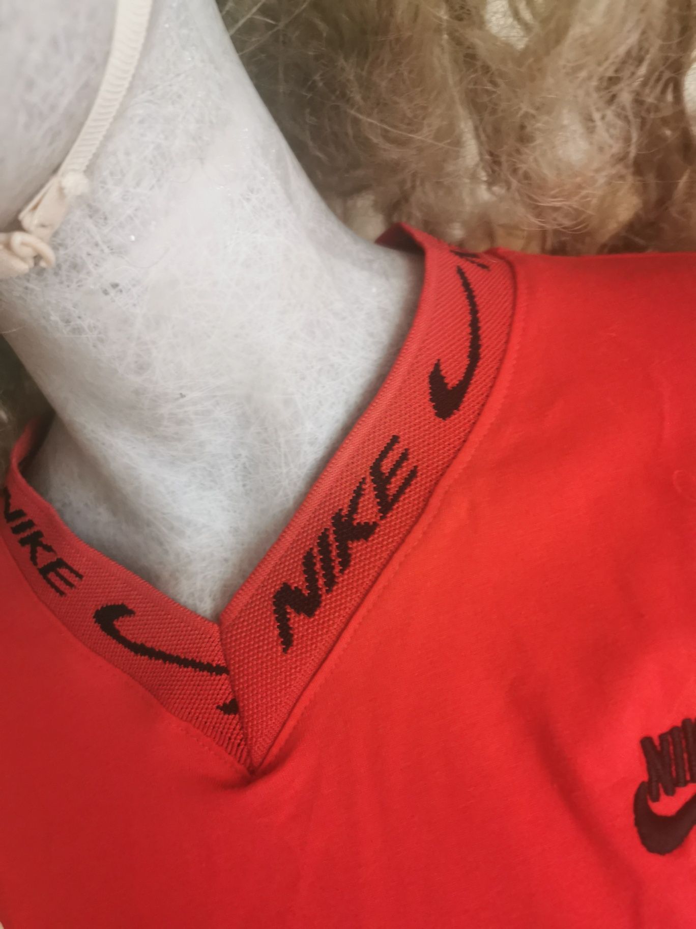 Nowa koszulka damska Nike w kolorze czerwonym logo szyte napis rękawy