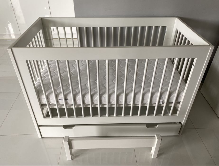 Lóżeczko Pinio Basic 120x60 z szufladą i barierkami + materac