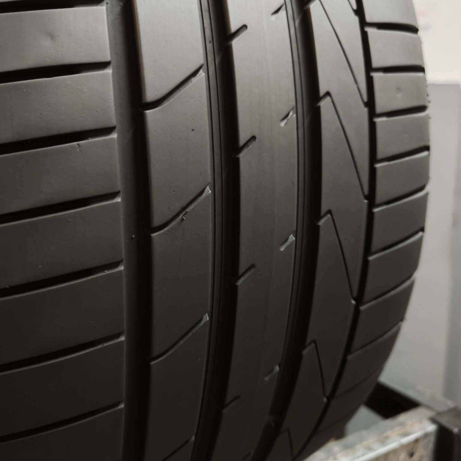 255/35/19 XL Sprzedam parę opon letnich Hankook