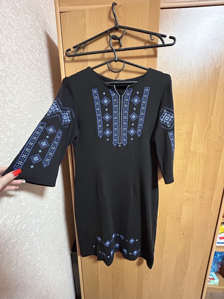 Платье мини черное с вышивкой