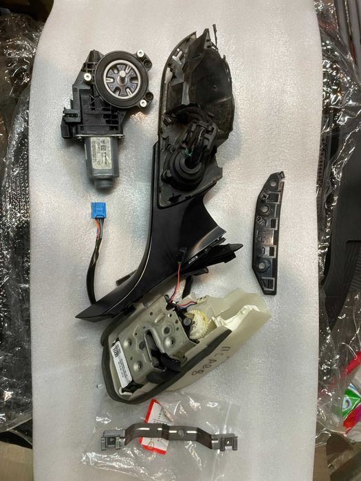 Замок двери передней правой  Tesla model 3 1068963-00 Зеркало Y 3