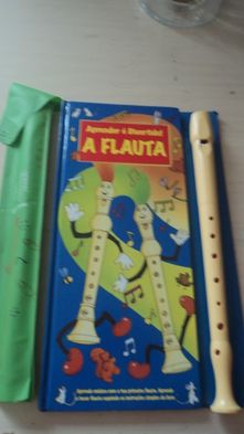 Flauta e livro para aprender a tocar flauta