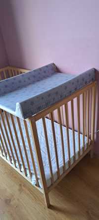 Drewniane łóżeczko dziecięce z materacem, regulowane