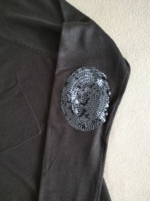 Sweter z cekinami na rękawach rozmiar M