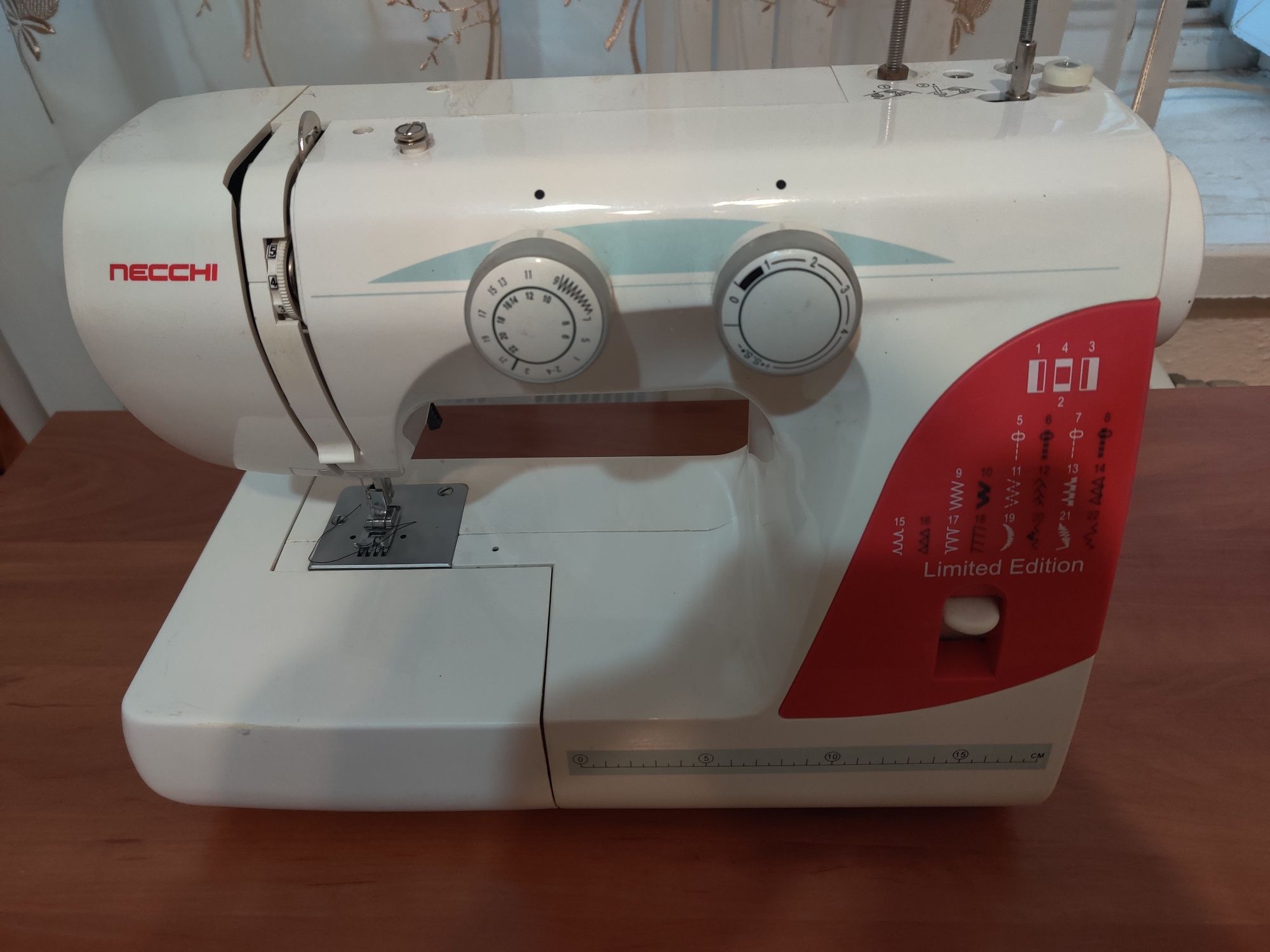Продам швейную машинку necchi