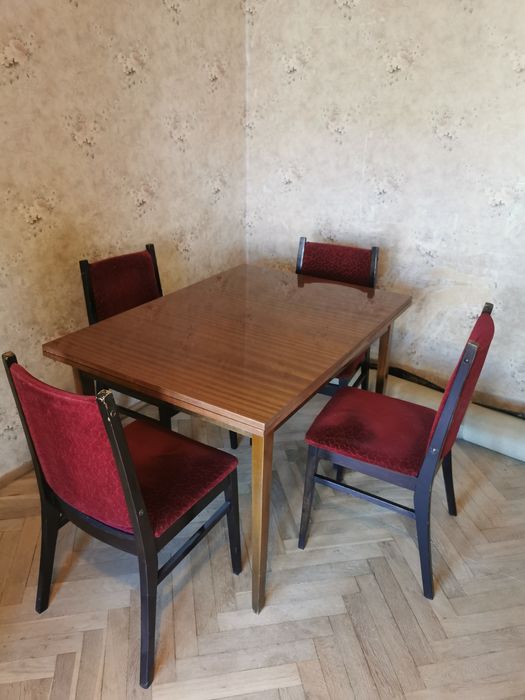Stół do jadalni i 4 krzesła z czasów PRL