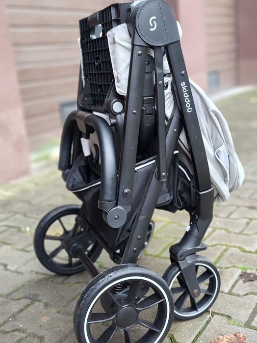 Bardzo ładny lekki wózek 2w1 Skiddou