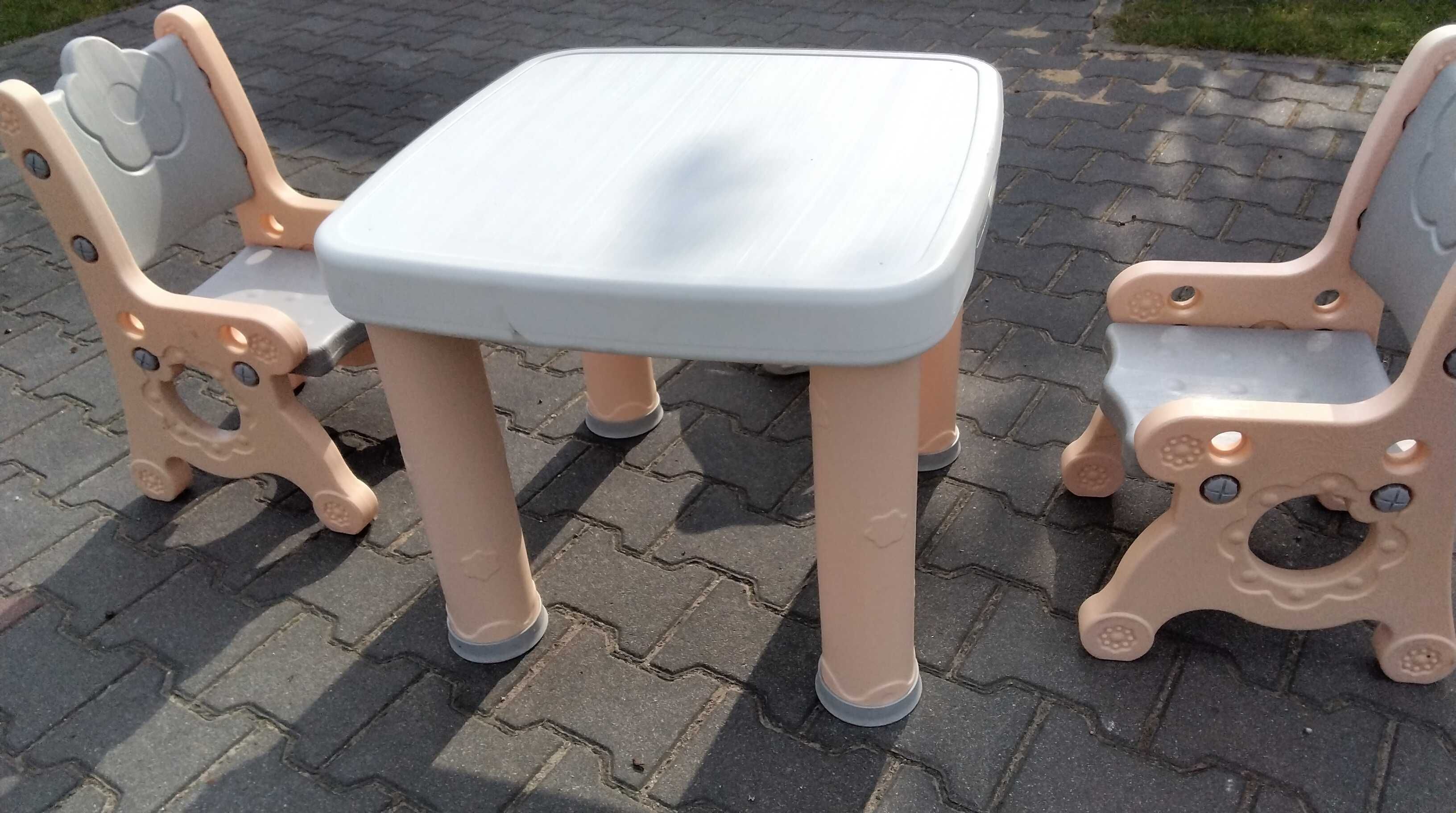 Stół i krzesła dla dziecka