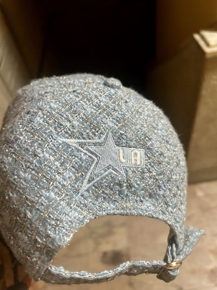Chapeu azul claro e prata  Guess