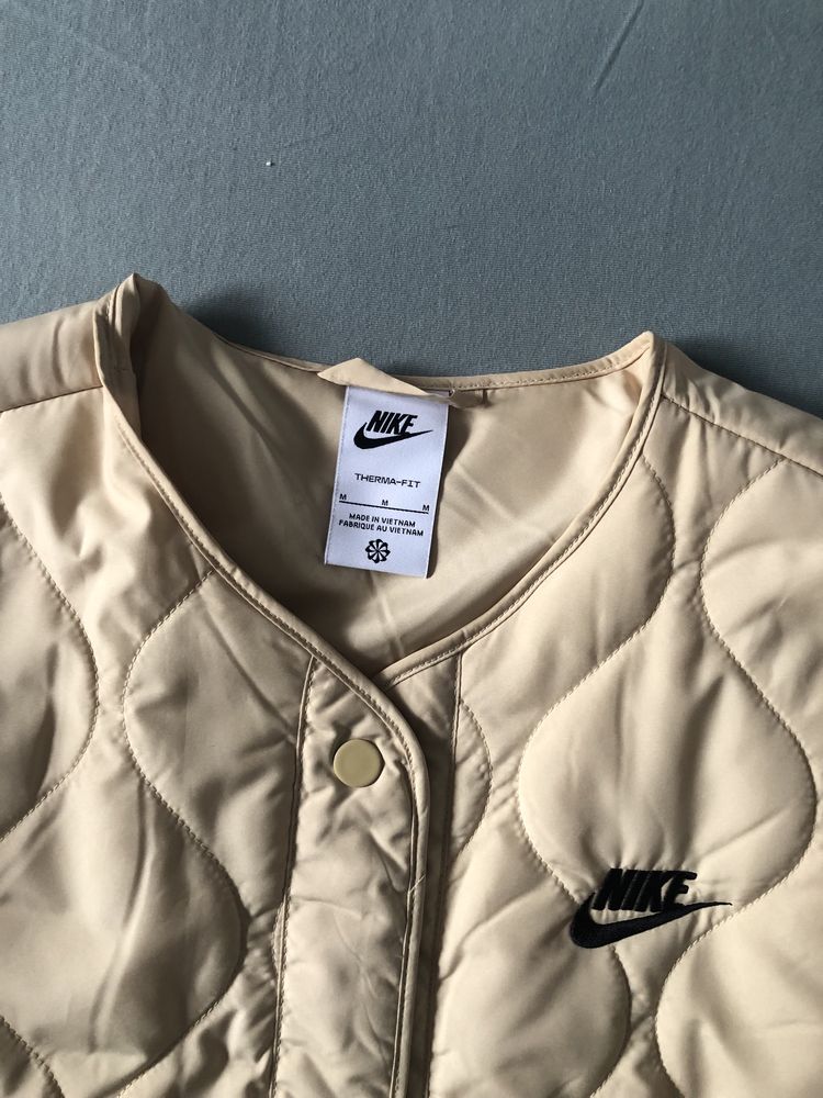 Куртка жіноча Nike