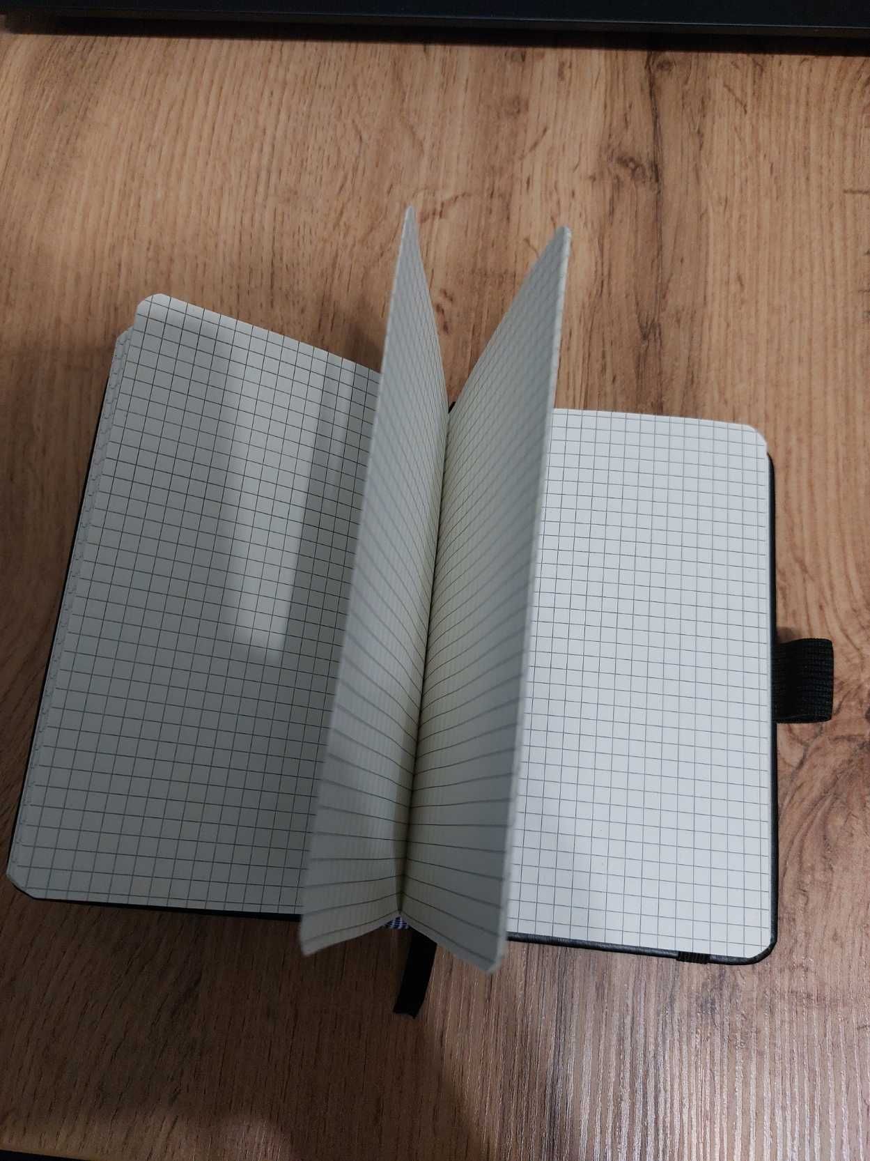 Zestaw 2 notesów A6 w kratkę, 240 stron, twarda oprawa z gumką