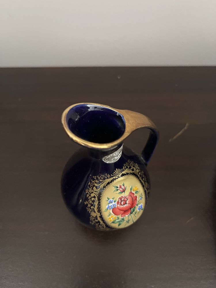 Vaso pequeno azul escuro com rosa (Alemao)