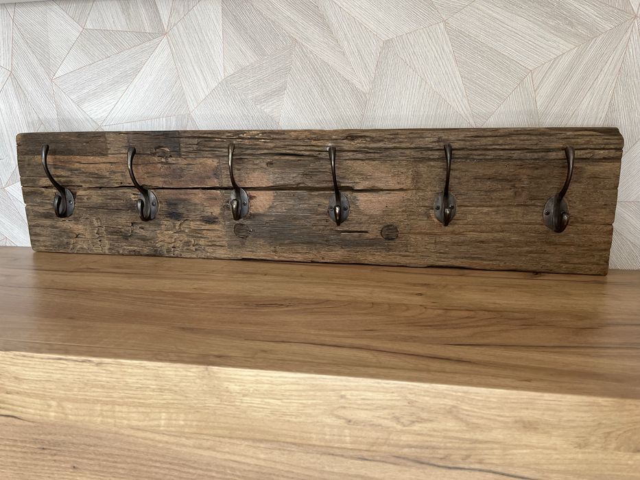 Niepowtarzalny wieszak na ubrania z bardzo starej deski.