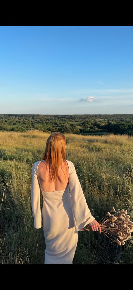 Сукня з відкритою спинкою