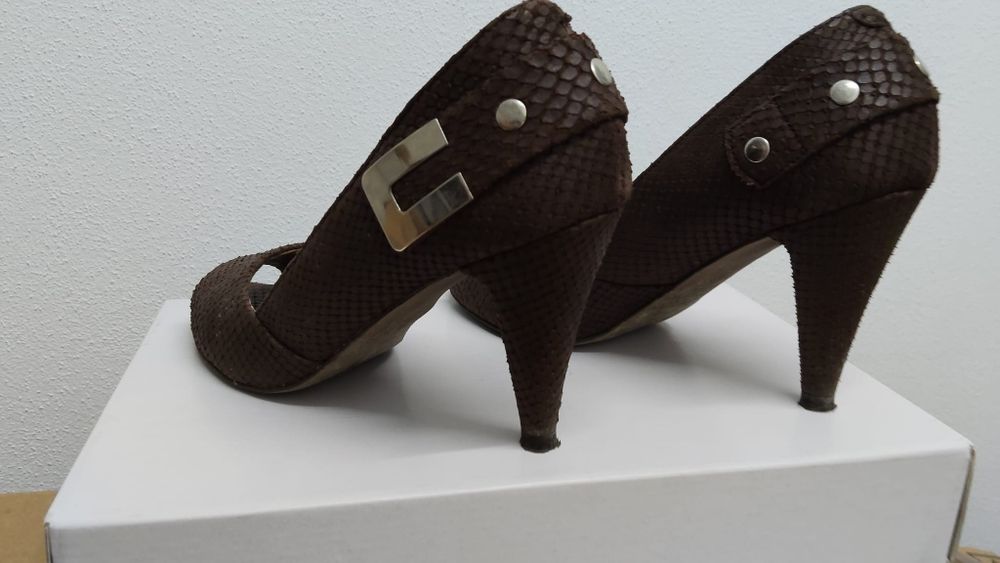 Sapatos castanhos