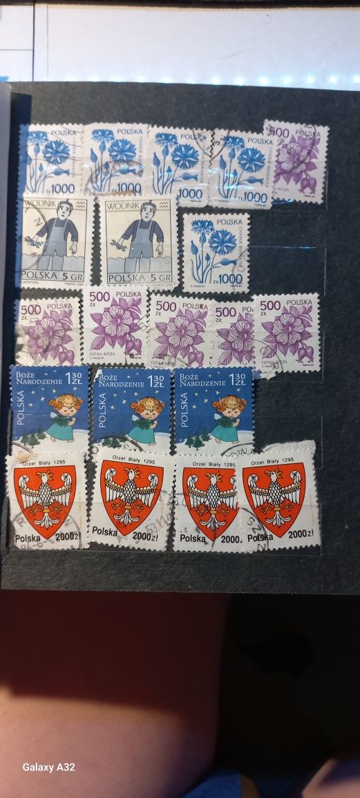 Klaser z e starymi znaczkami pocztowymi
