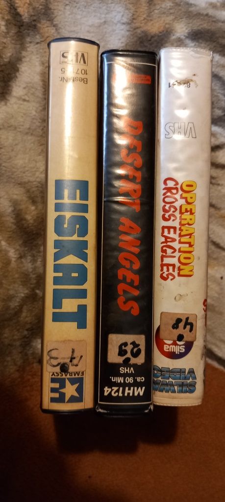 Trzy oryginalne filmy VHS.