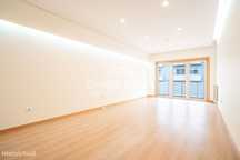 Apartamento T2 c/ varanda e garagem - Sª Maria da Feira SMF/02957/CO