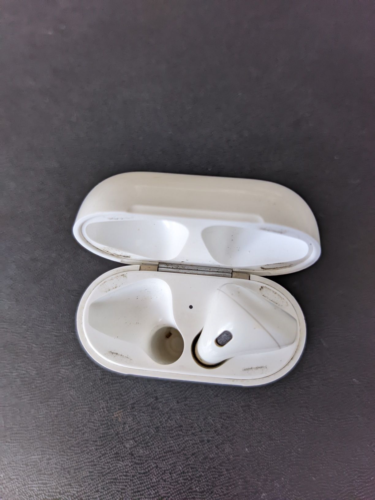 Наушник правый и кейс Apple AirPods