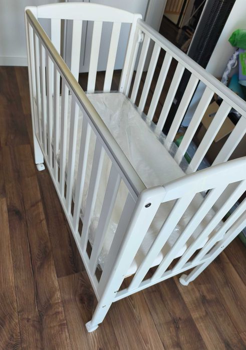 Łóżeczko dziecięce białe z materacem