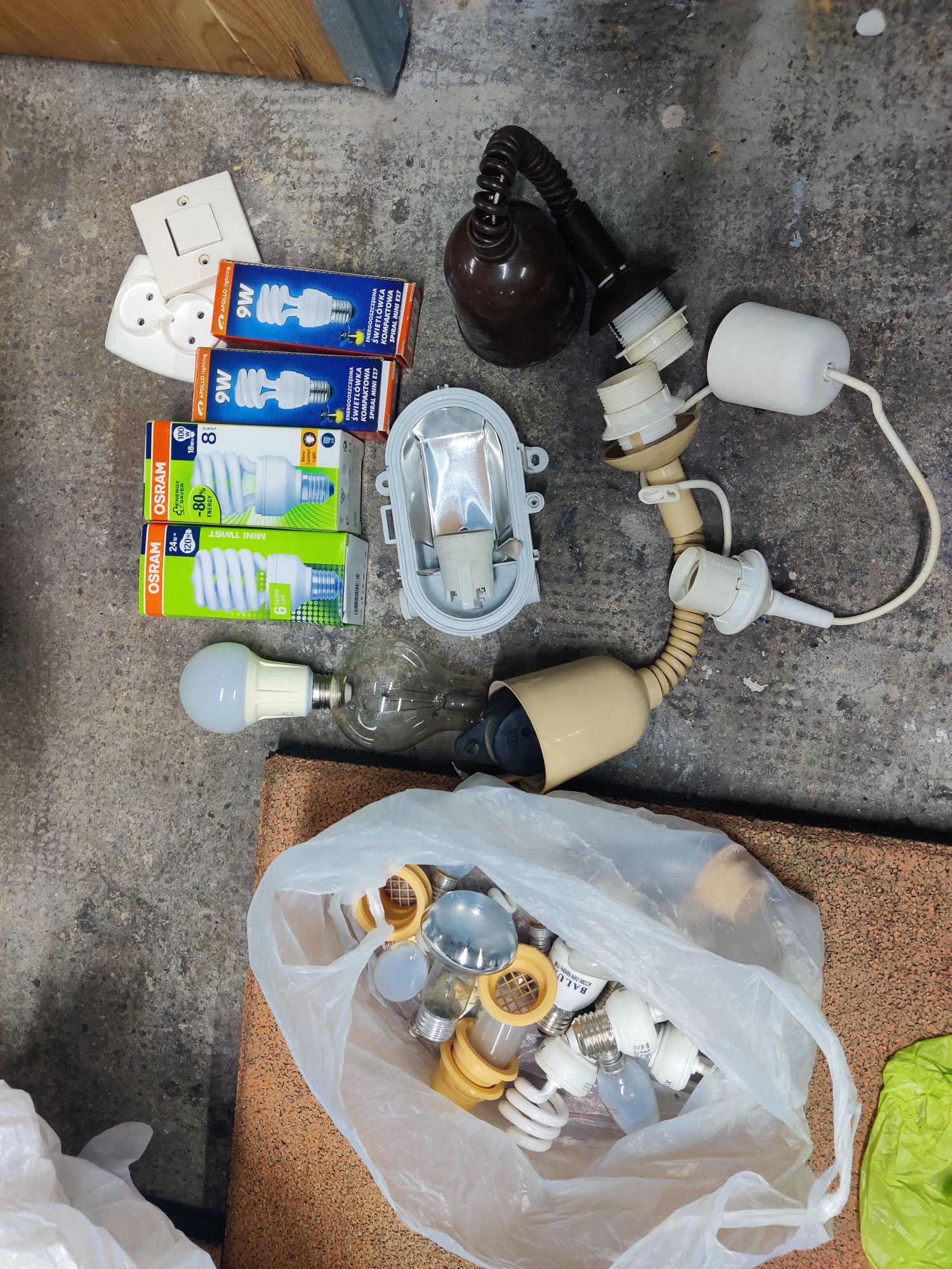 Gniazdka, żarówki - różne rodzaje, oprawki