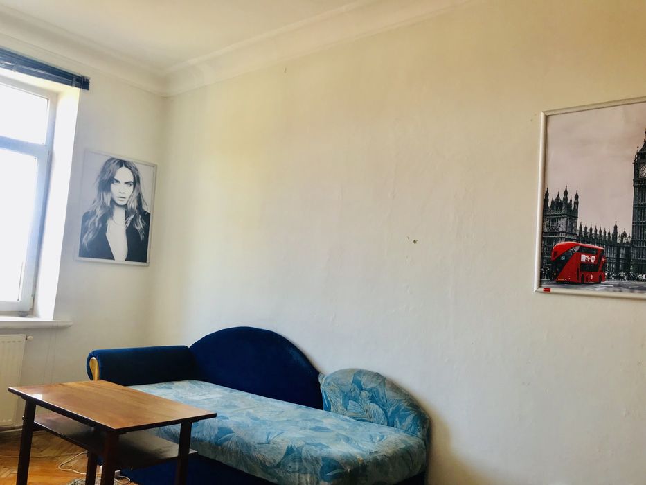 Власник. Кімната. Центр