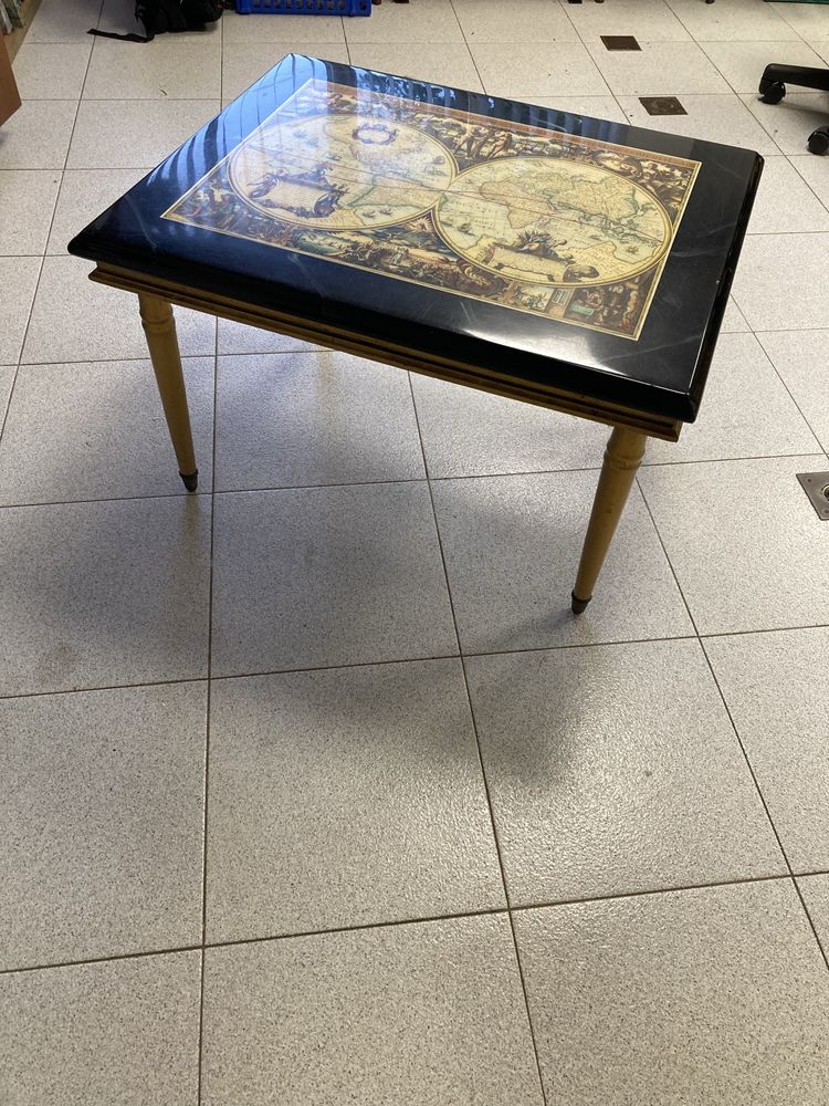 Mesa de Café Antiga com Planisfério