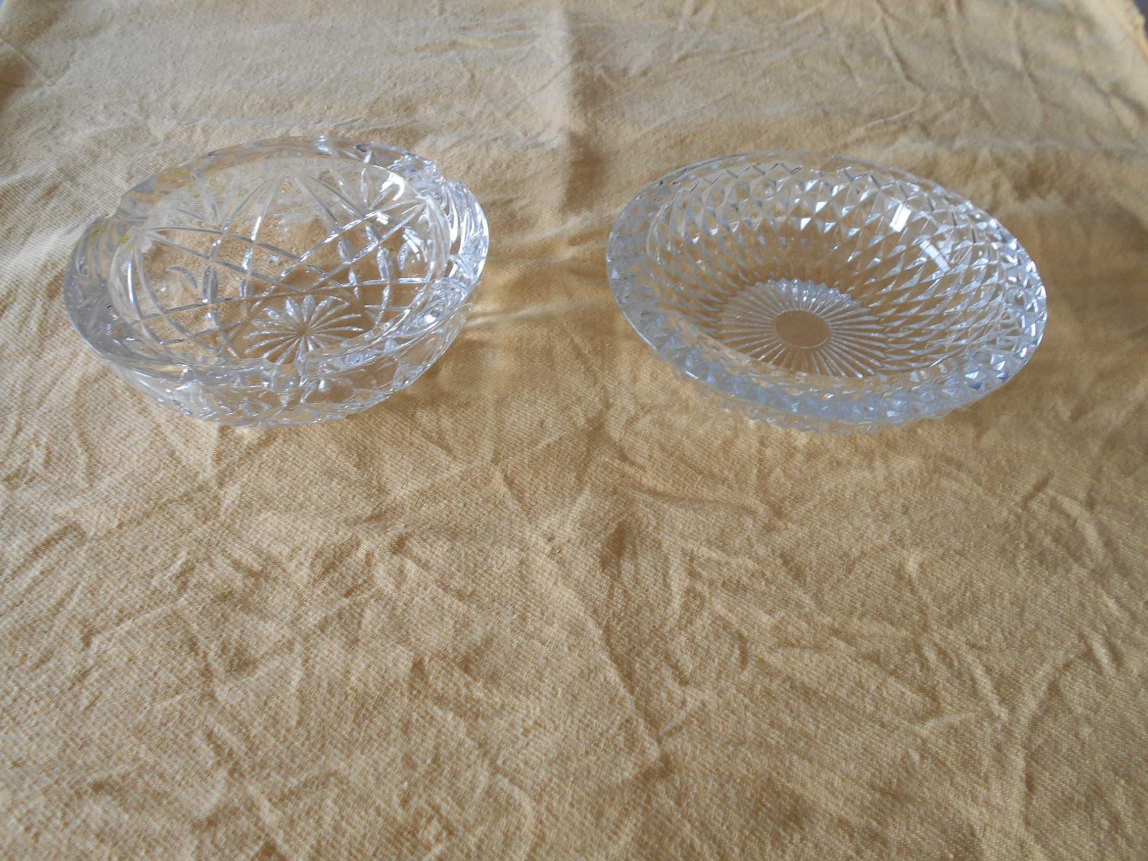 Cinzeiros ou taças e peça decorativa em vidro