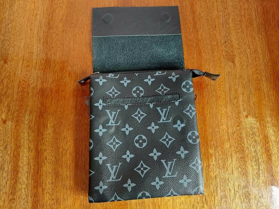 Сумка клач месенджер Louis Vuitton

Розмір 20×16см 

Стан класний 

Ма