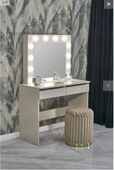 Toaletka z szufladami i oświetleniem