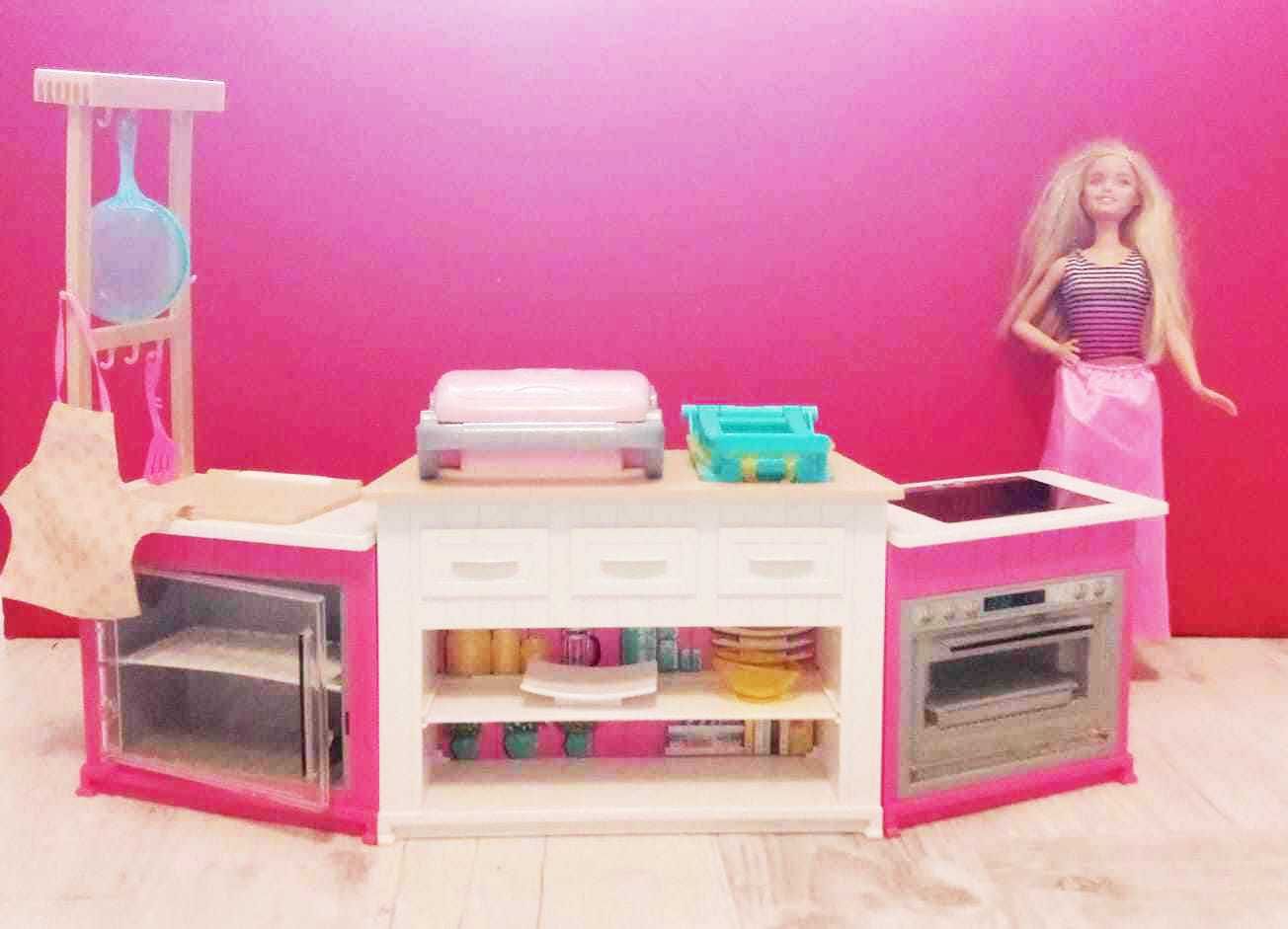 Zestaw Kuchnia Barbie z lalką, na baterie.