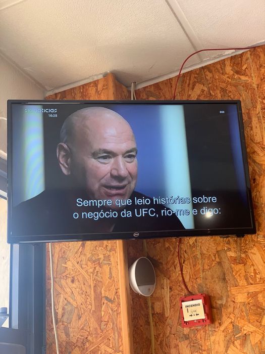 Televisao e suporte de parede