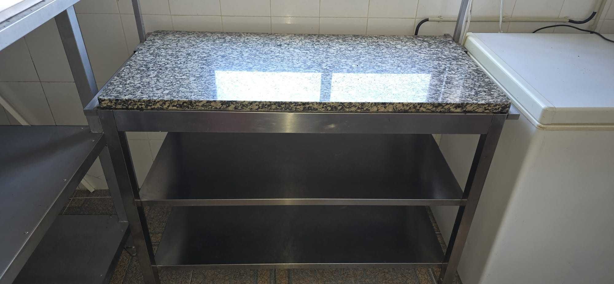 Mesa em inox com tampo de granito