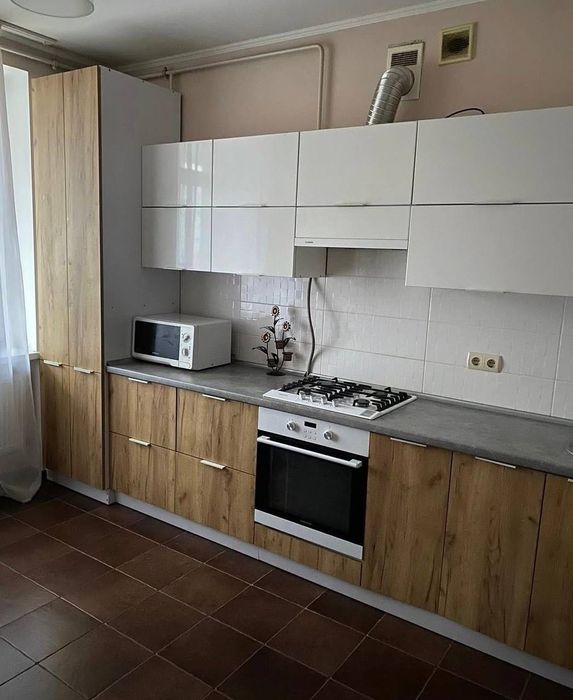 Оренда просторою 2 км квартири в центрі поруч з стометрівкою