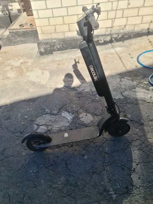 Продам електросамокат bongo cecotec series a