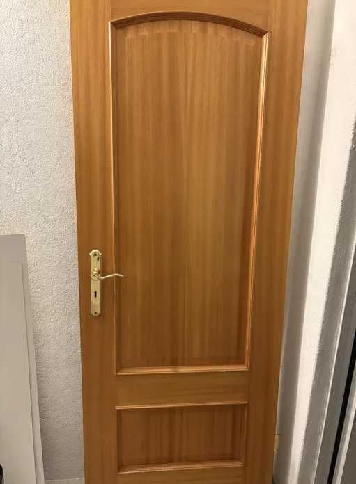 Porta / Portas em Madeira em bom estado (aduelas, guarnições incluído)