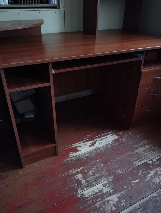 Стіл письмовий вмісткий