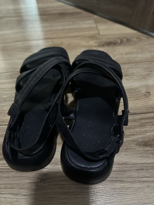 Сандалі шкіряні жіночі