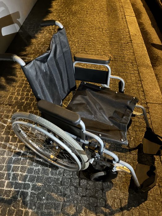 Cadeira de rodas Invacare pouco usada