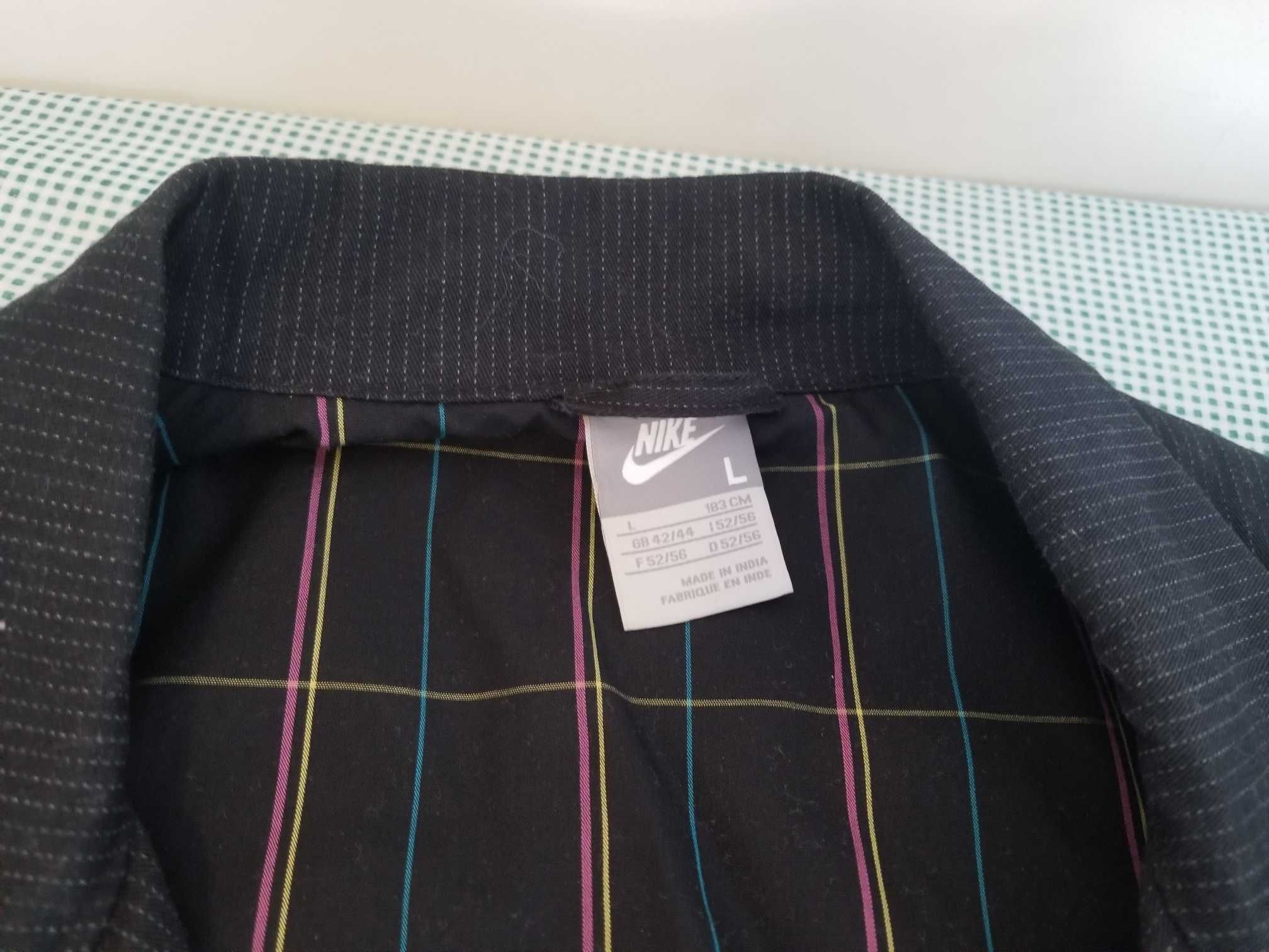 Casaco , com pouco uso da NIKE, tamanho L, 2 bolsos frontais.